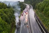 SATTELAUFLIEGER STAND AUF A2 IN FLAMMEN