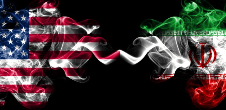 Die Vereinigten Staaten von Amerika gegen den Iran, rauchende mystische Flaggen