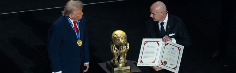 FIFA-Präsident überreicht dem US Präsidenten Donald Trump den Friedensnobelpreis